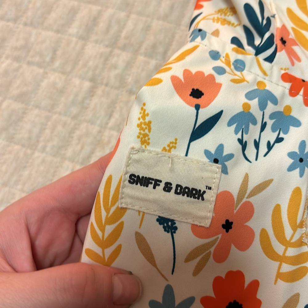 🌼 {FINAL SALE} Sniff & Bark Yellow Floral Reversible Zoomies Rain Vest™ - Picture 12 of 12
